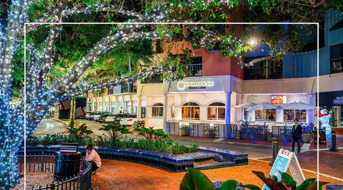 1910 Restaurant & Bar Miami Lakes exterior at night