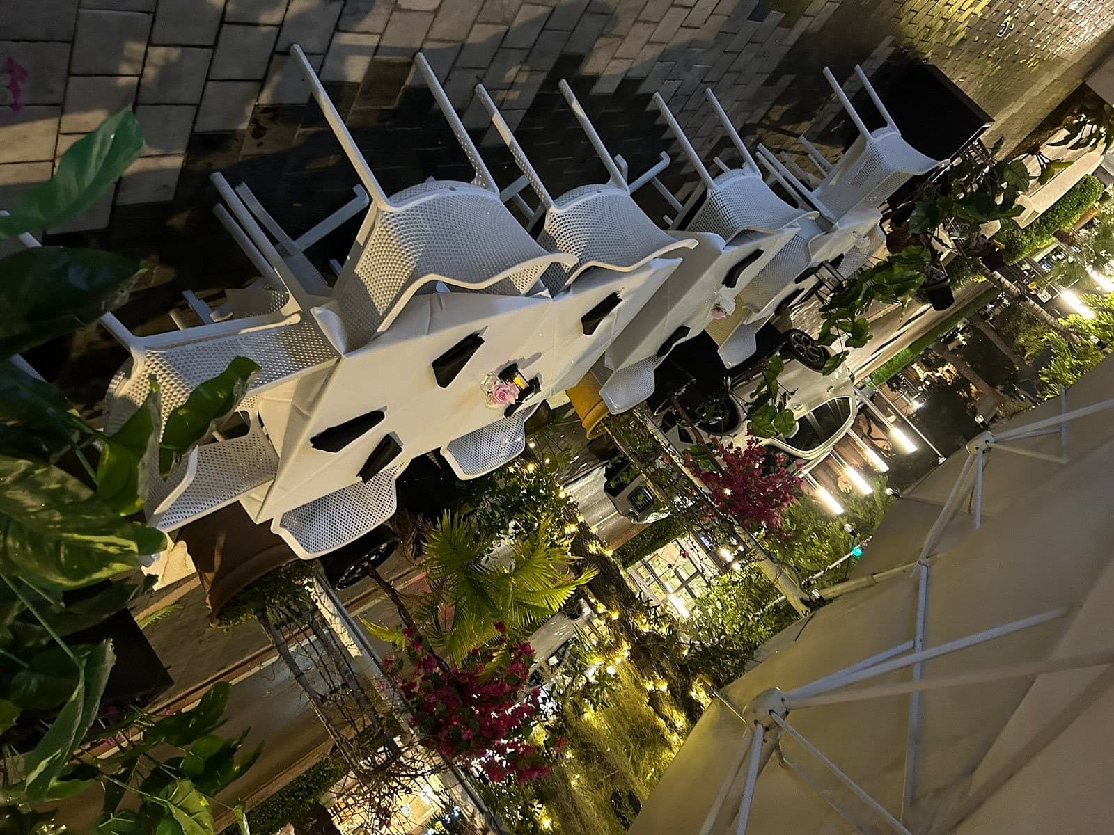 Outdoor dining area at 450Gradi Miami in Coral Gables