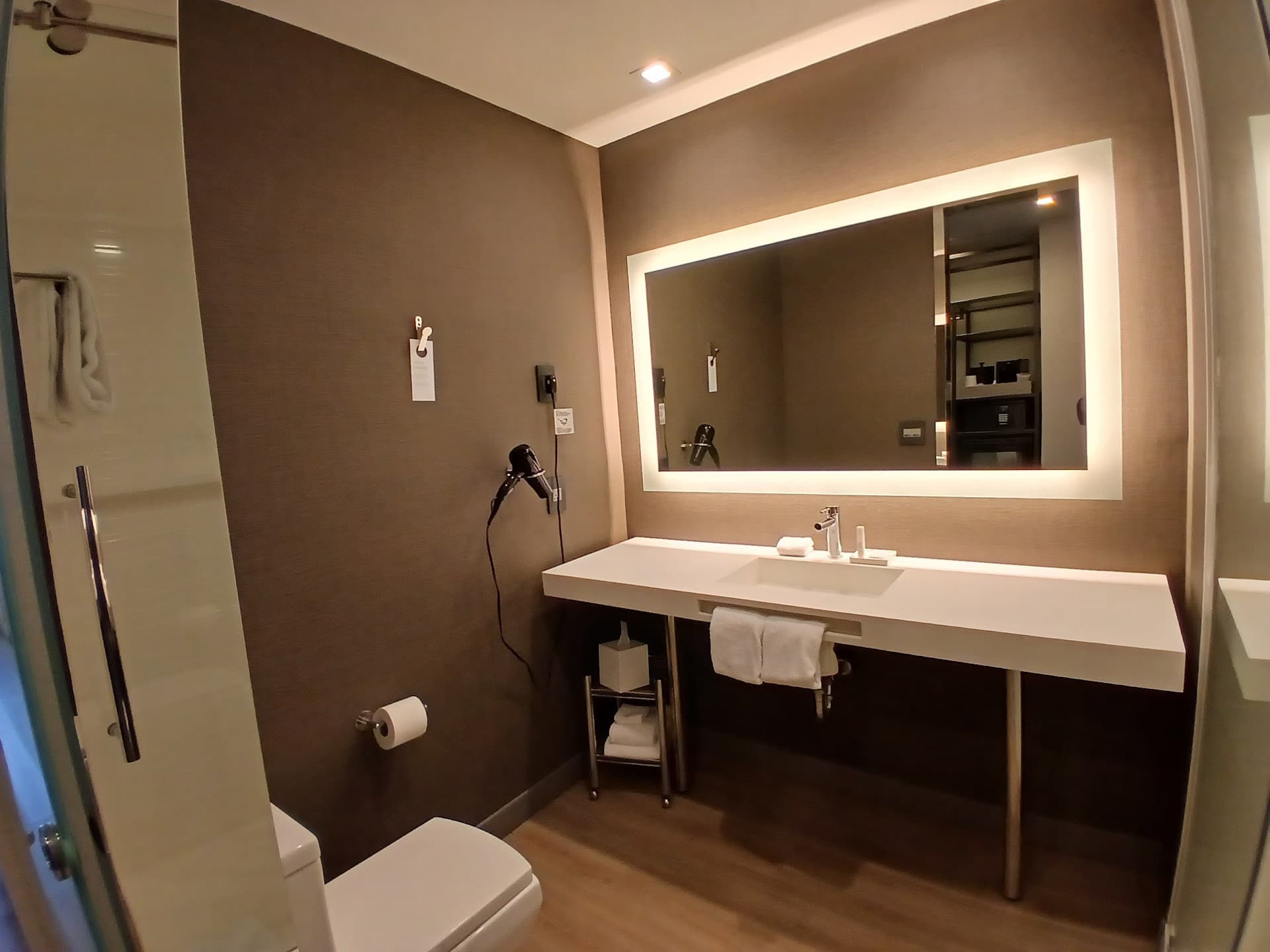 AC Hotel Miami Dadeland modern bathroom