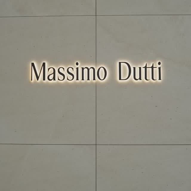 Massimo Dutti sign at Aventura Mall