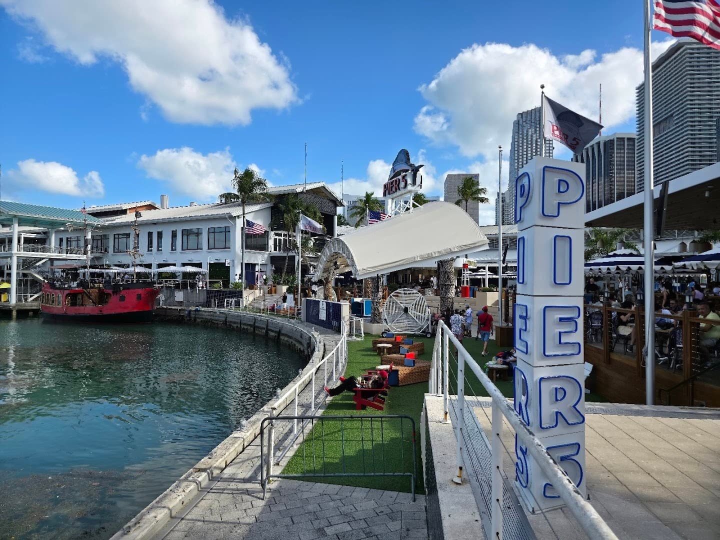 Bayside Marketplace outdoor area in Miami
