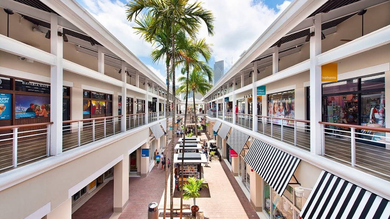 Bayside Marketplace outdoor shopping area Miami