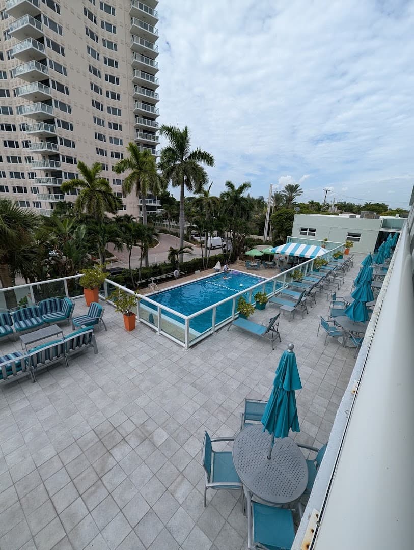 Best Western Plus Oceanside Inn pool area in Fort Lauderdale