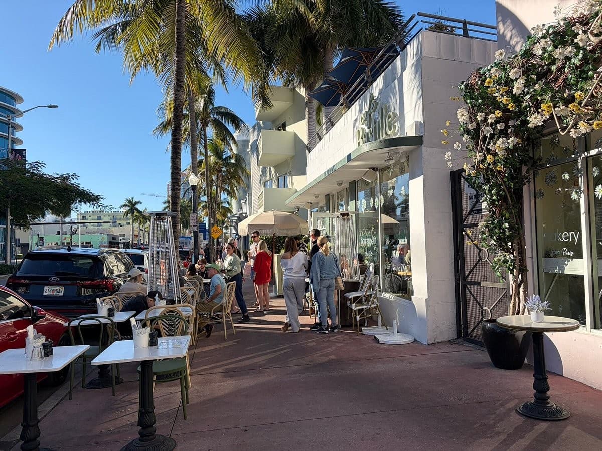 Café Bastille Miami Beach outdoor scene
