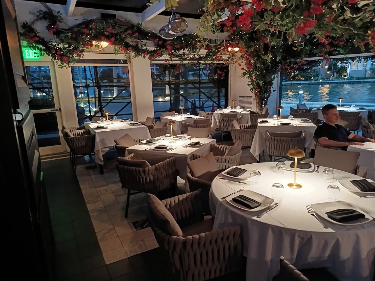 Elegant dining room at Cantina La Veinte in Miami