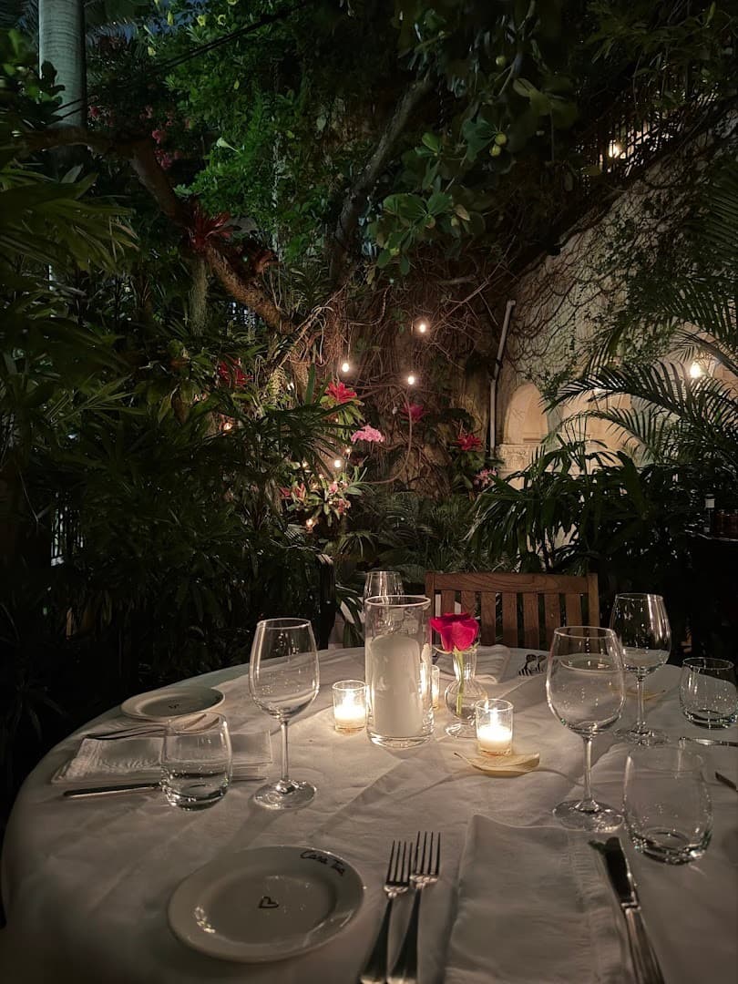 Dining scene at Casa Tua Miami Beach