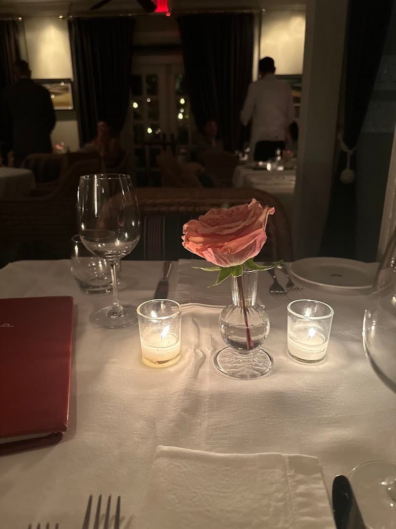 Elegant dining scene at Casa Tua Miami Beach