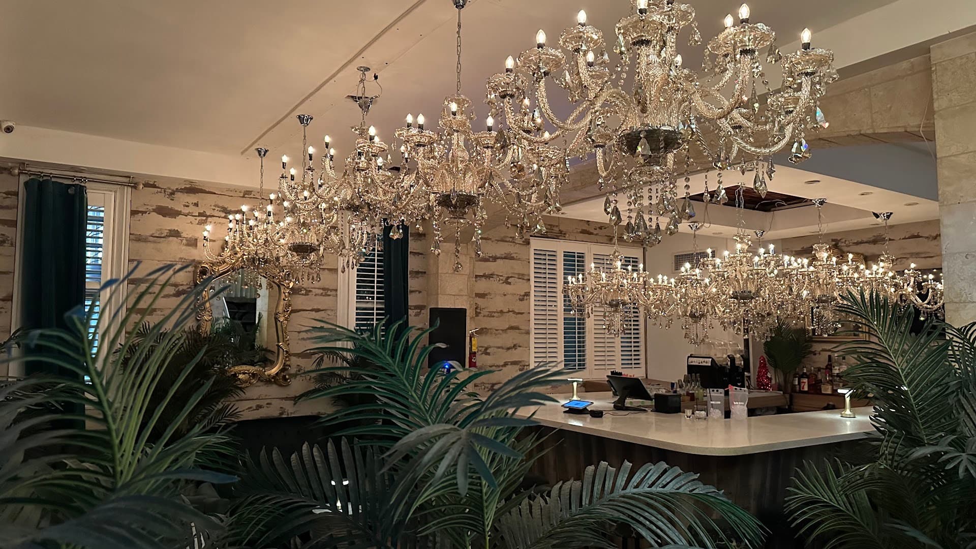 Chandelier Shelley interior in Miami Beach
