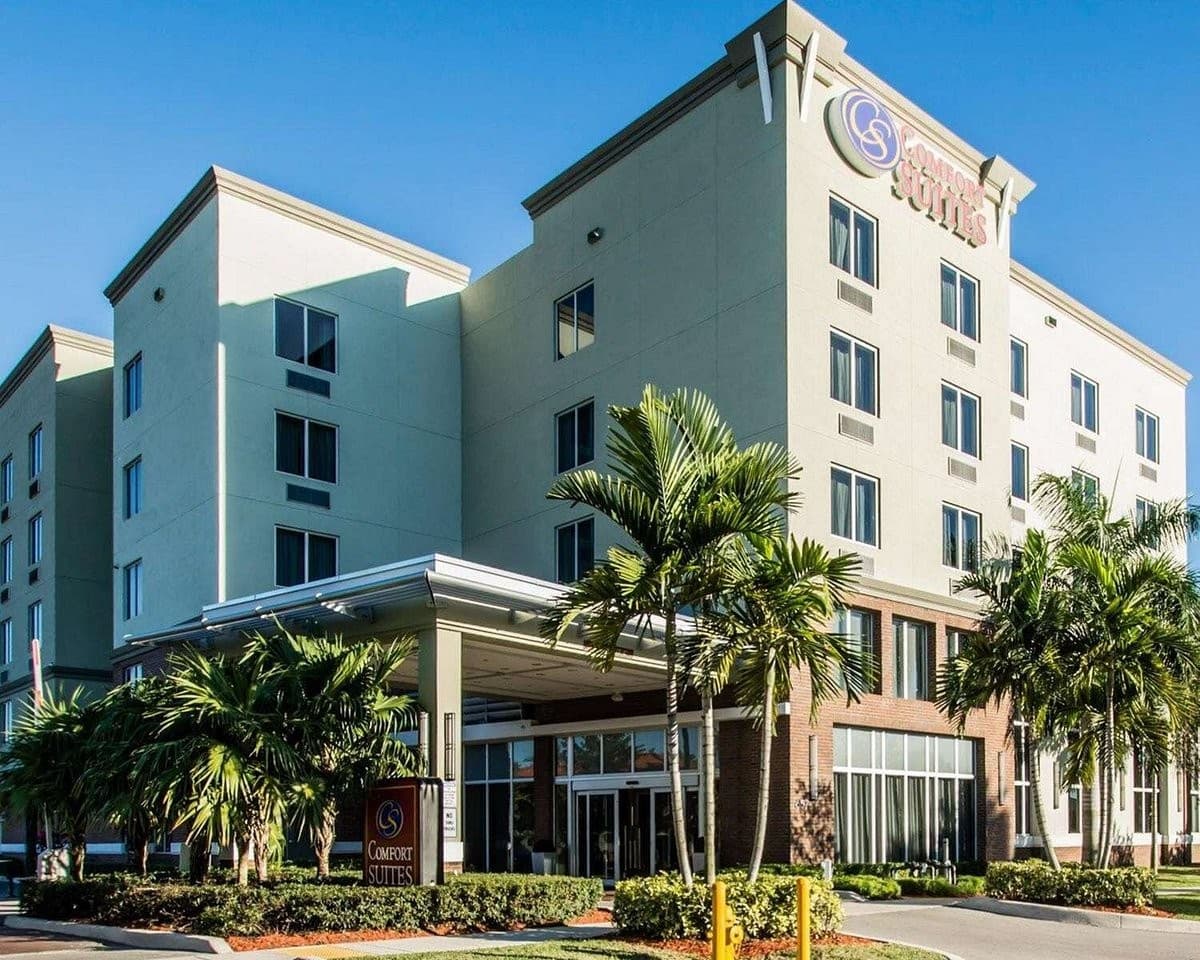 Comfort Suites Miami Airport North exterior view in Miami Springs
