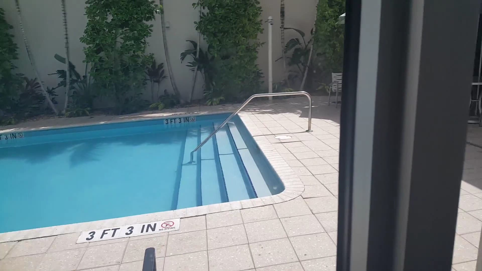 Comfort Suites Miami Airport North pool area