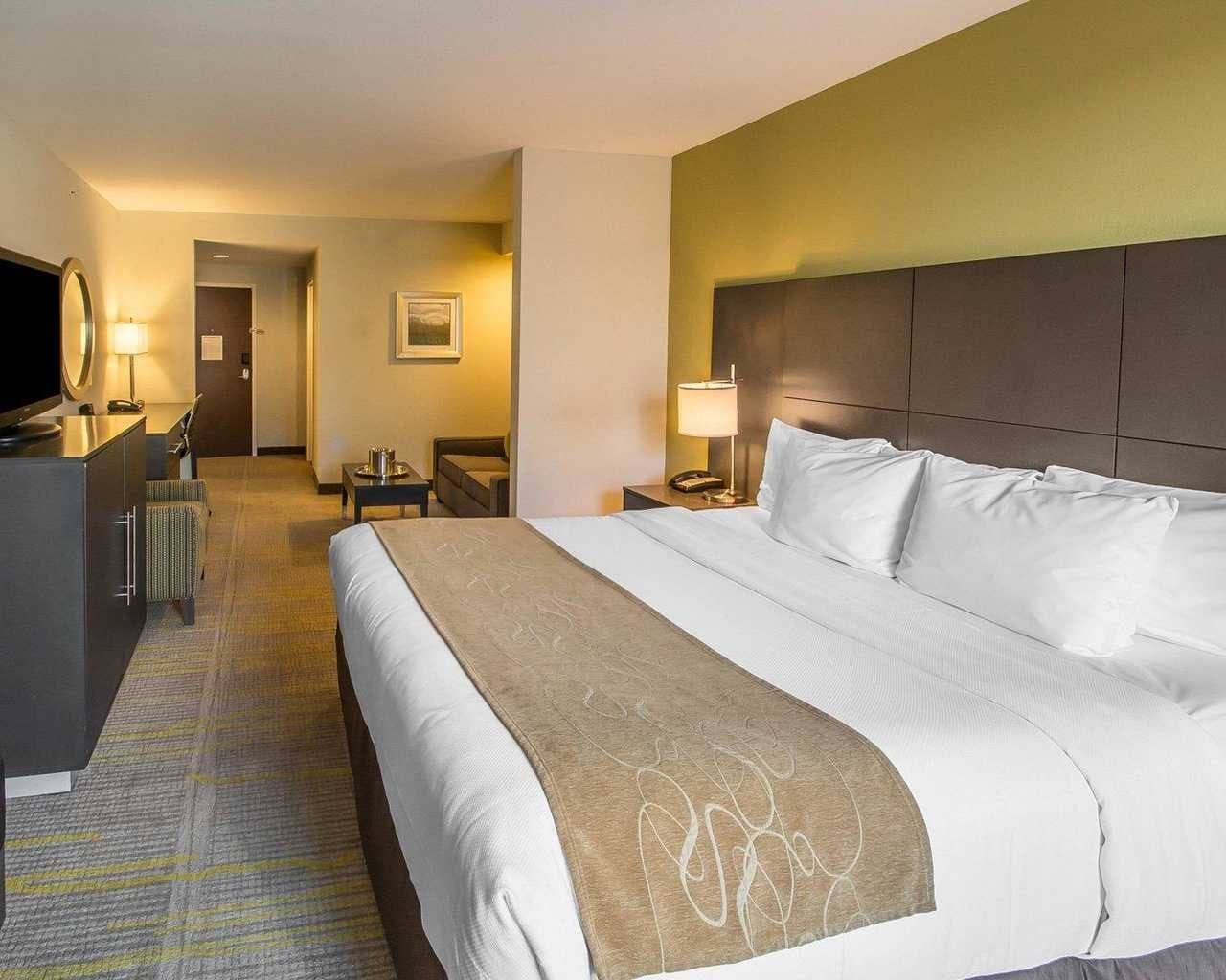 Comfort Suites Miami Airport North hotel room