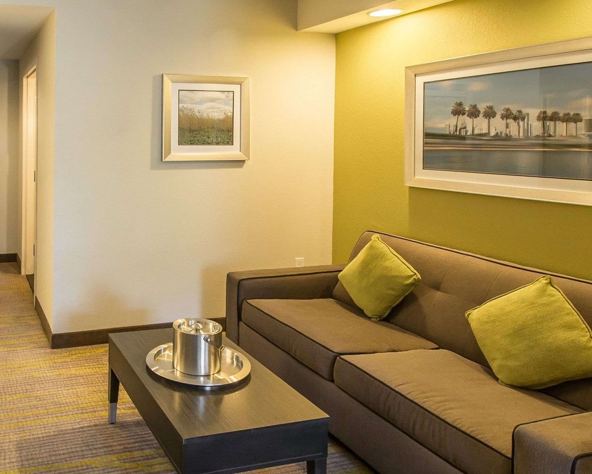 Comfort Suites Miami Airport North living area in Miami Springs