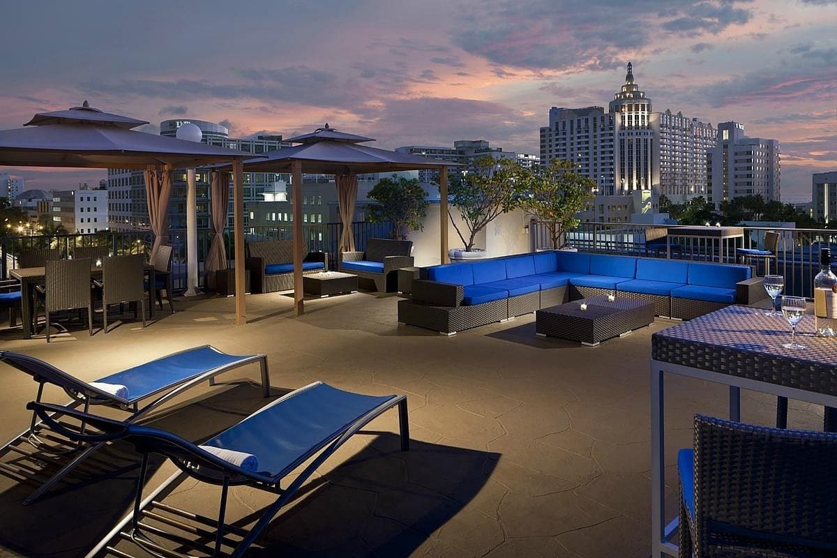 Rooftop area at Courtyard by Marriott Miami Beach