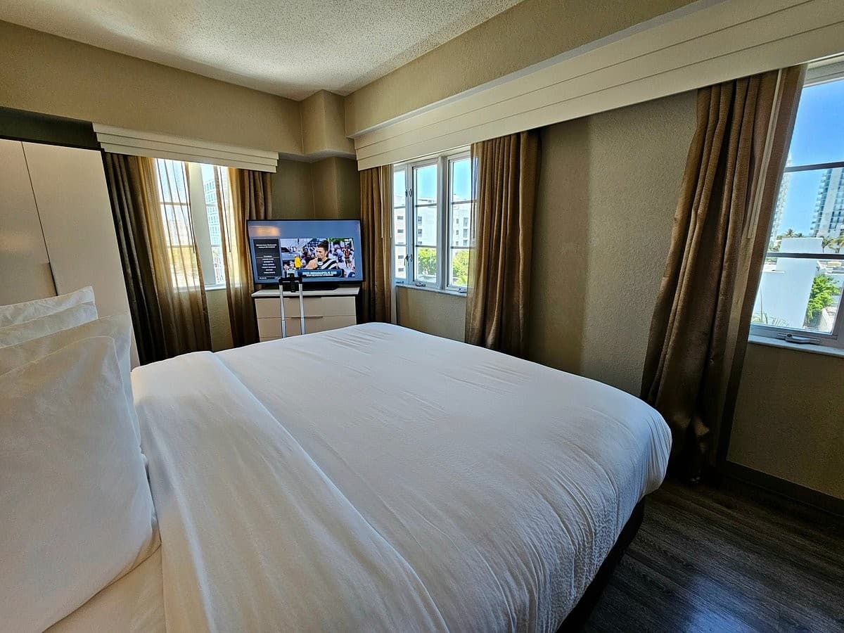Guest room at Courtyard by Marriott Miami Beach