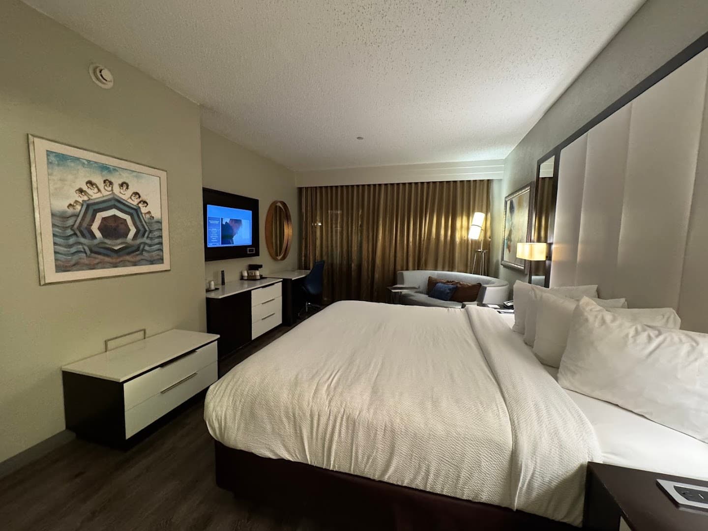 Courtyard by Marriott Miami Beach room interior