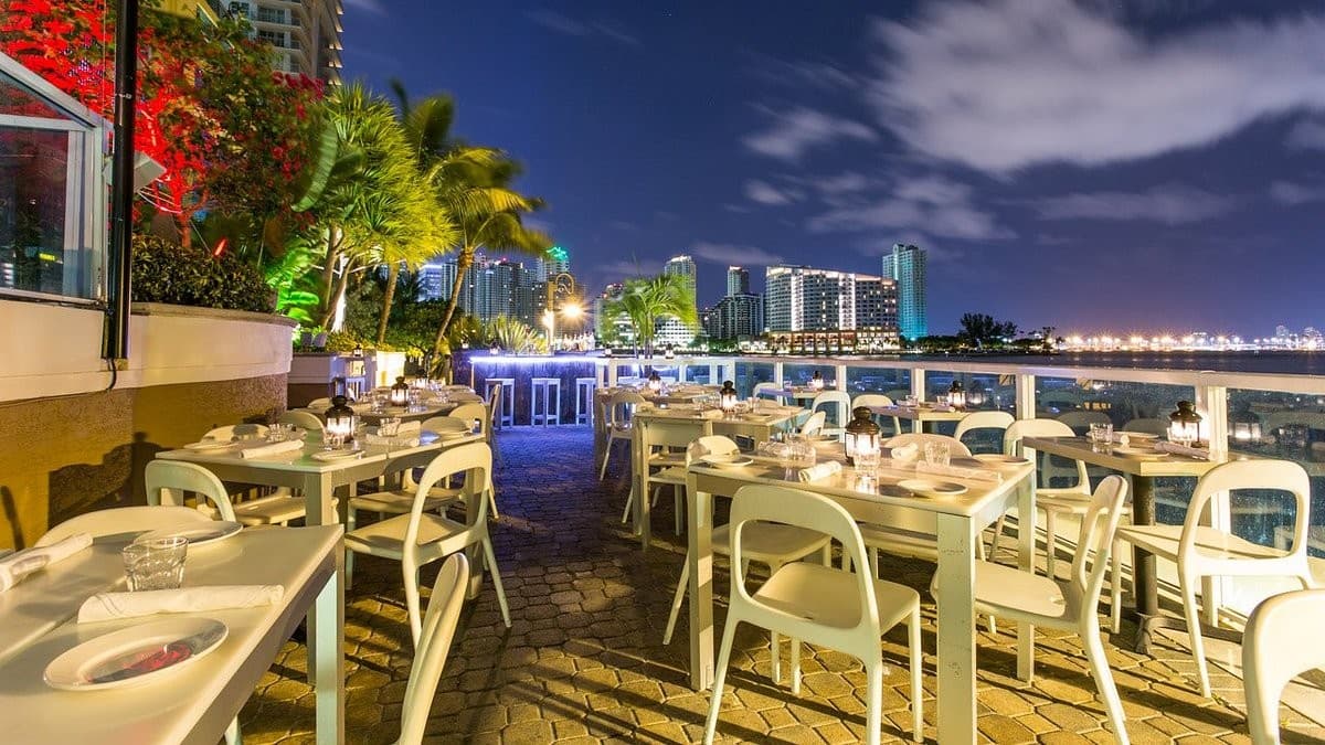 Outdoor dining at Crazy About You restaurant in Miami