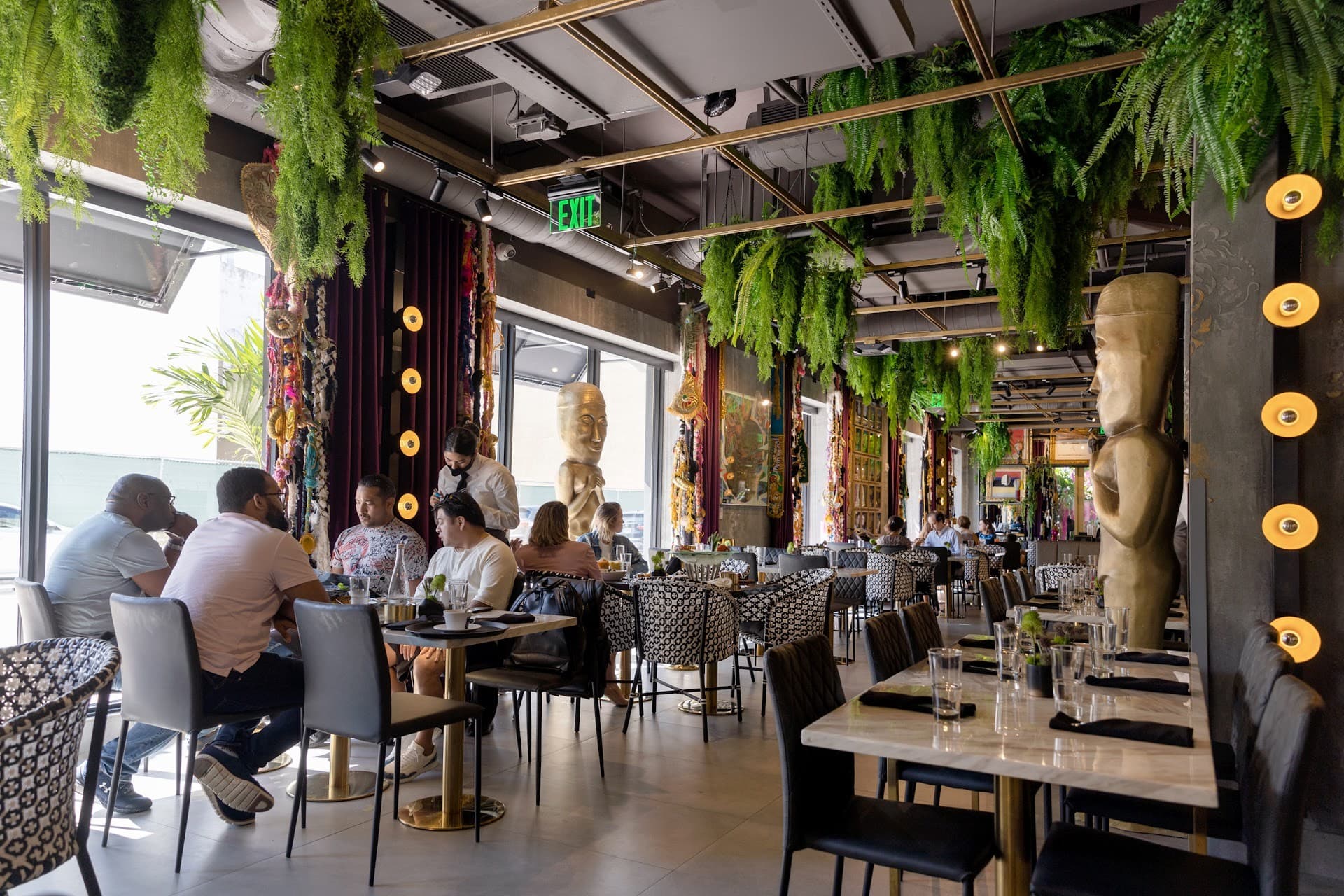 CVI.CHE 105 interior dining scene in Miami