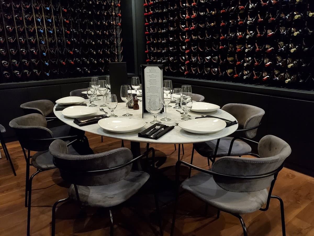 Elegant dining room at Divieto Ristorante in Aventura