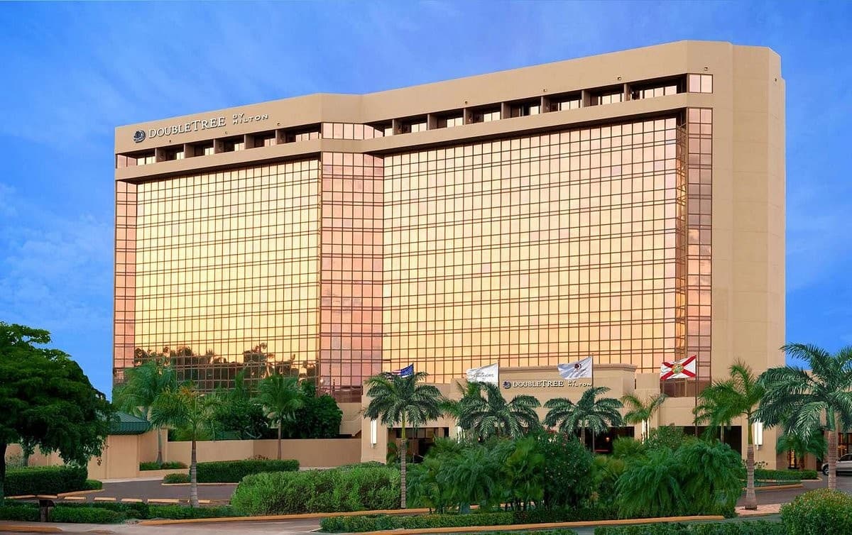 DoubleTree by Hilton Hotel Miami Airport & Convention Center exterior view