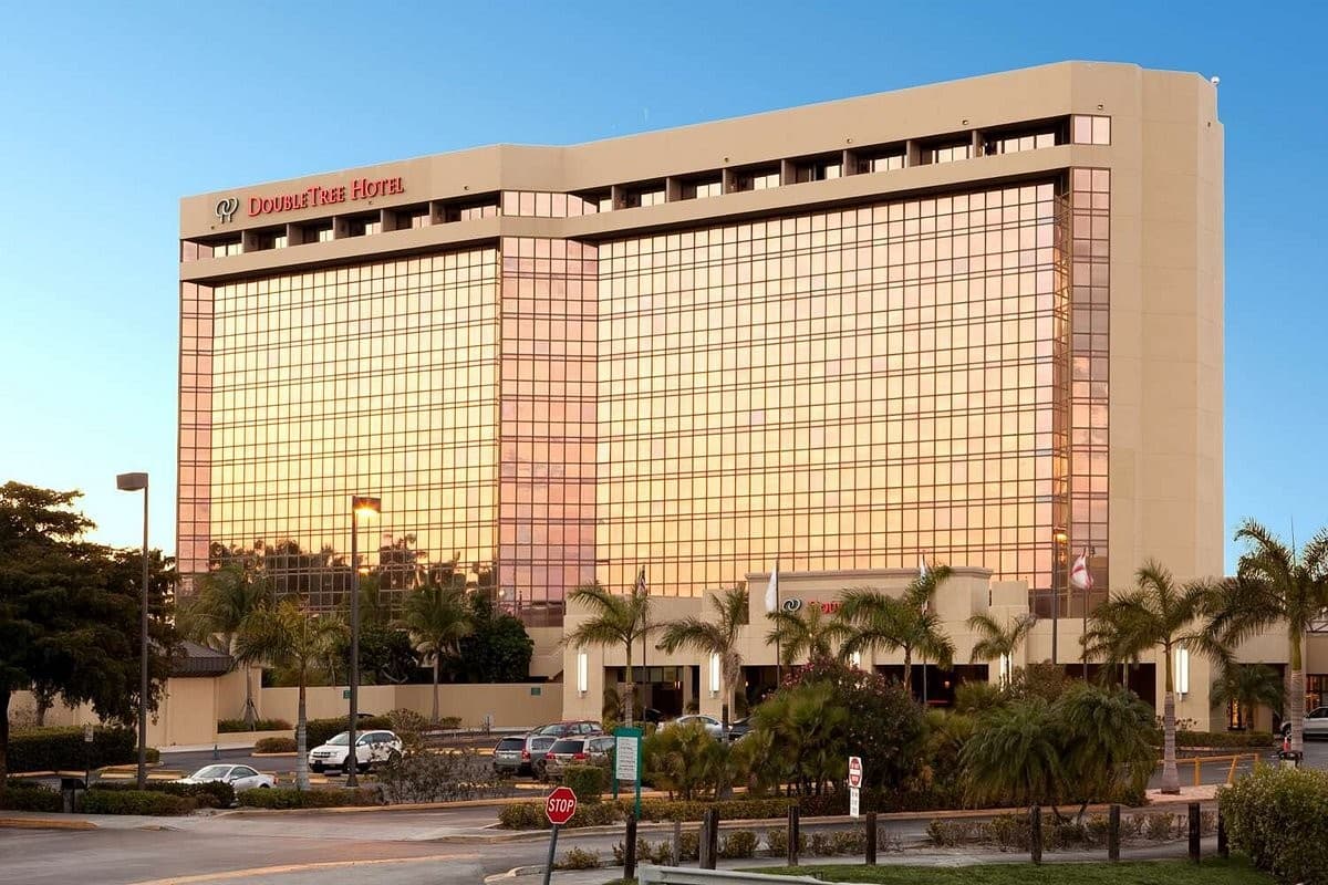 DoubleTree by Hilton Hotel Miami Airport & Convention Center exterior