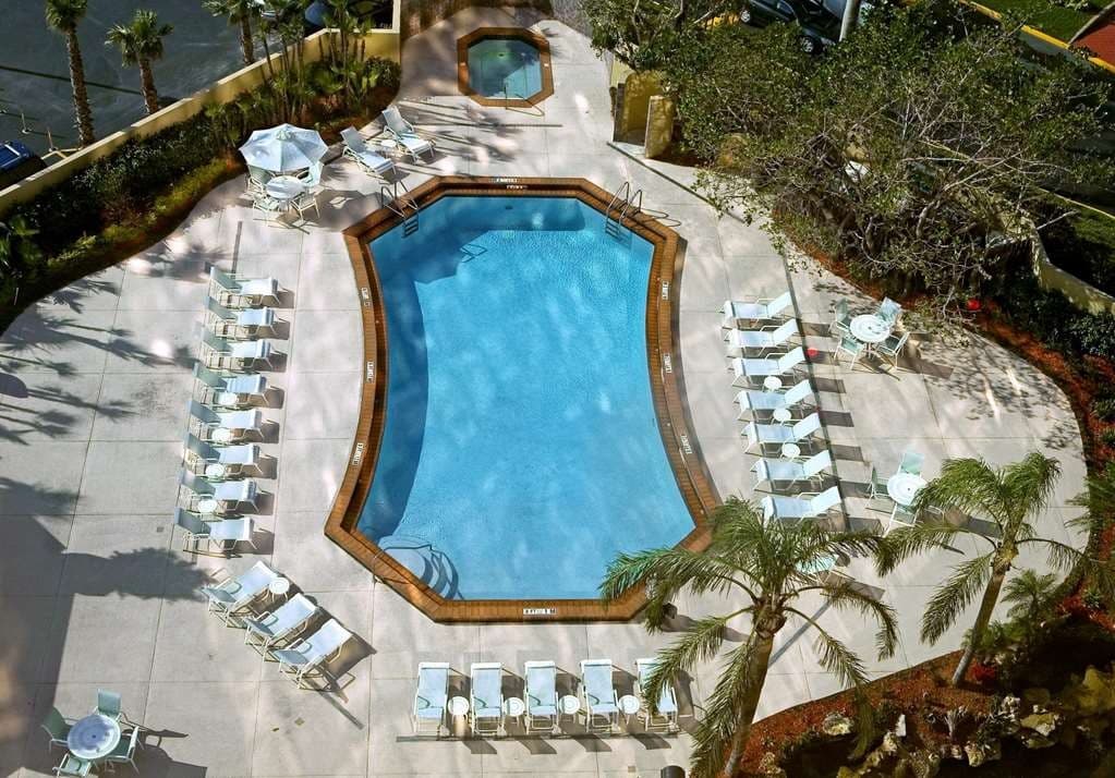 DoubleTree by Hilton Hotel Miami Airport pool area
