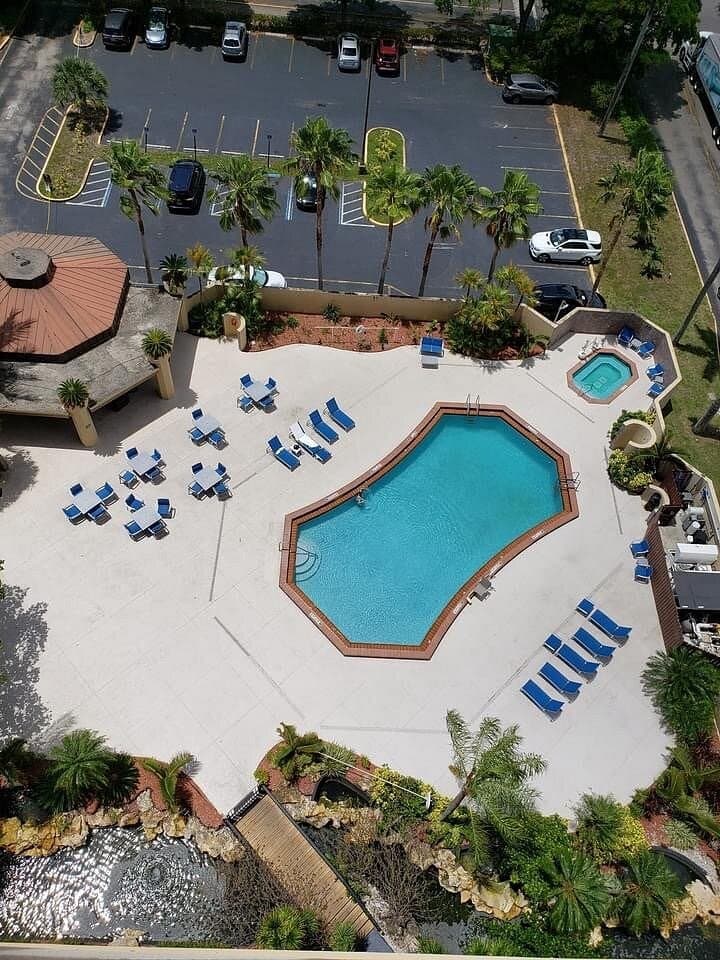 DoubleTree by Hilton Hotel Miami Airport pool area