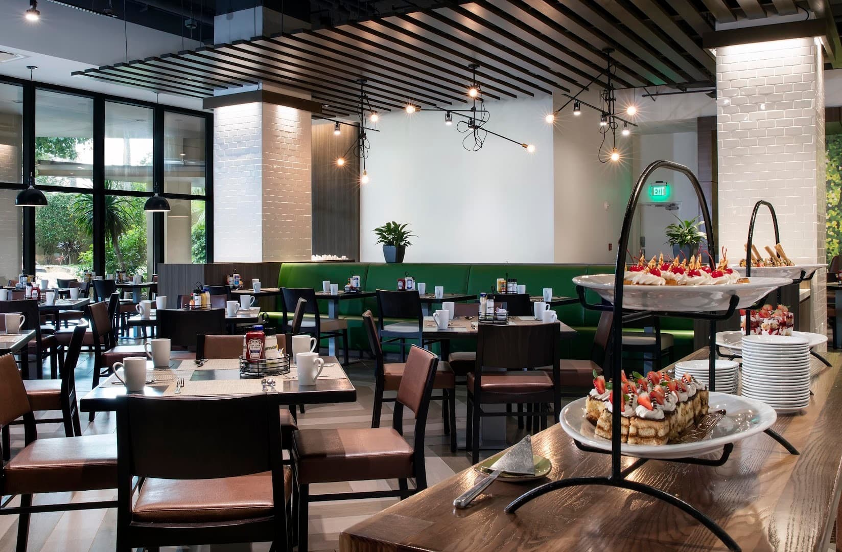 Dining area at DoubleTree by Hilton Hotel Miami