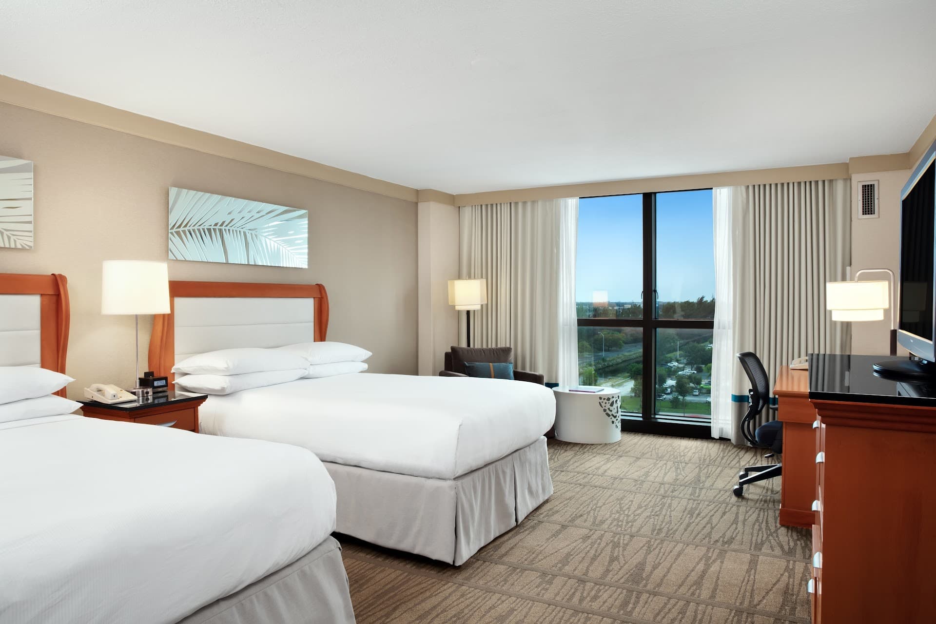 DoubleTree by Hilton Hotel Miami Airport & Convention Center guest room