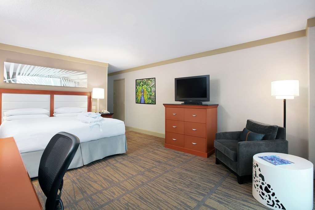 DoubleTree by Hilton Hotel Miami Airport room interior