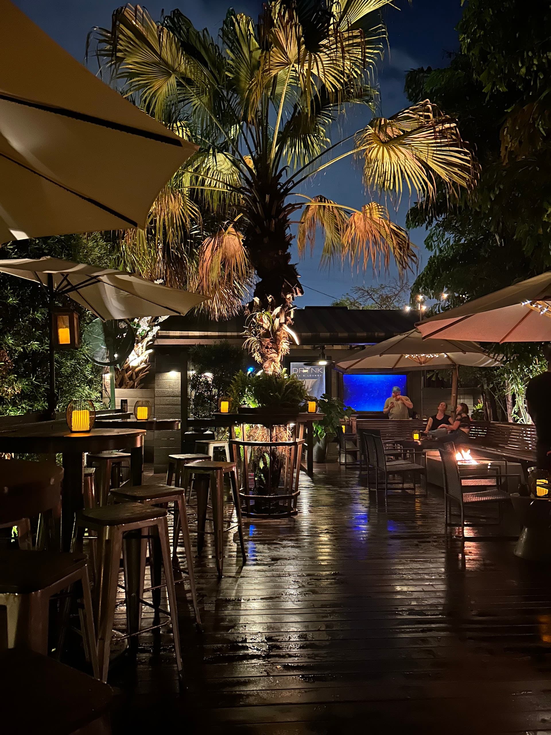 DrYnk Bar & Lounge outdoor seating in Wilton Manors