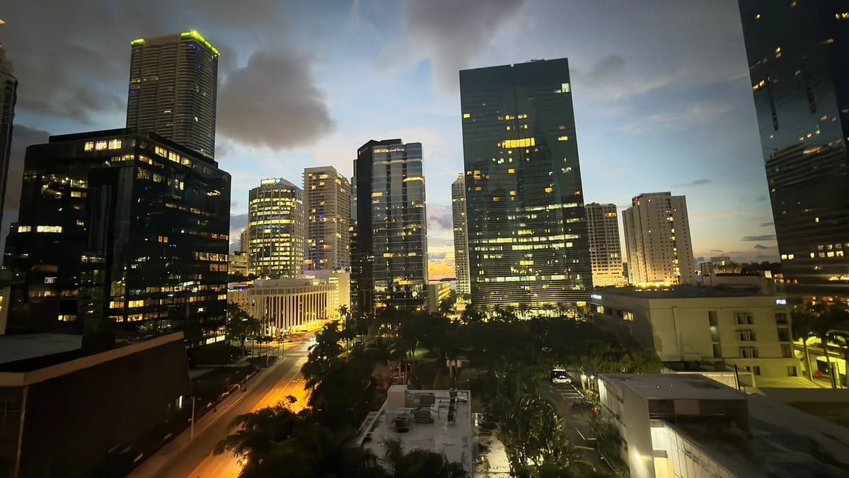 Dua Miami, Autograph Collection city skyline at dusk