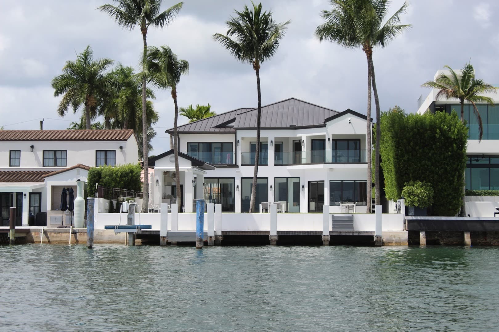 Modern waterfront house in Miami Beach