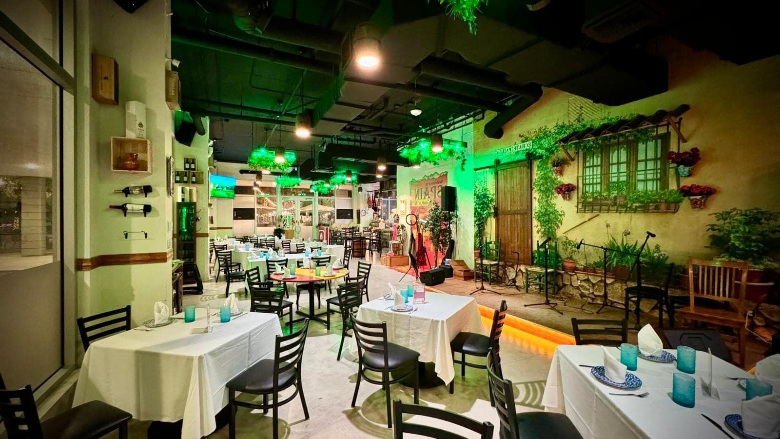Echate Pa lla restaurant interior in Doral