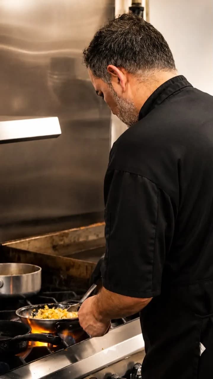 Chef cooking at Echate Pa lla in Doral