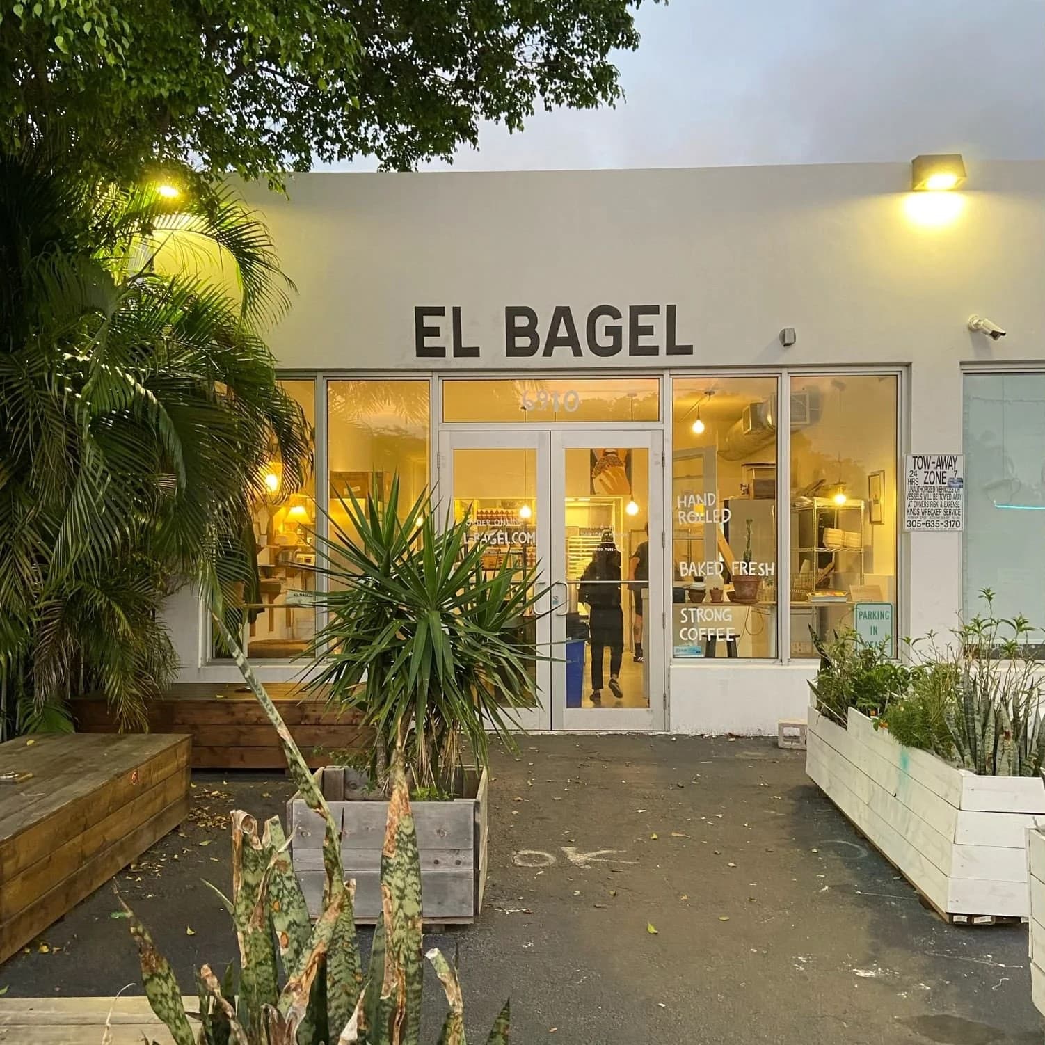 El Bagel restaurant exterior in Coconut Grove