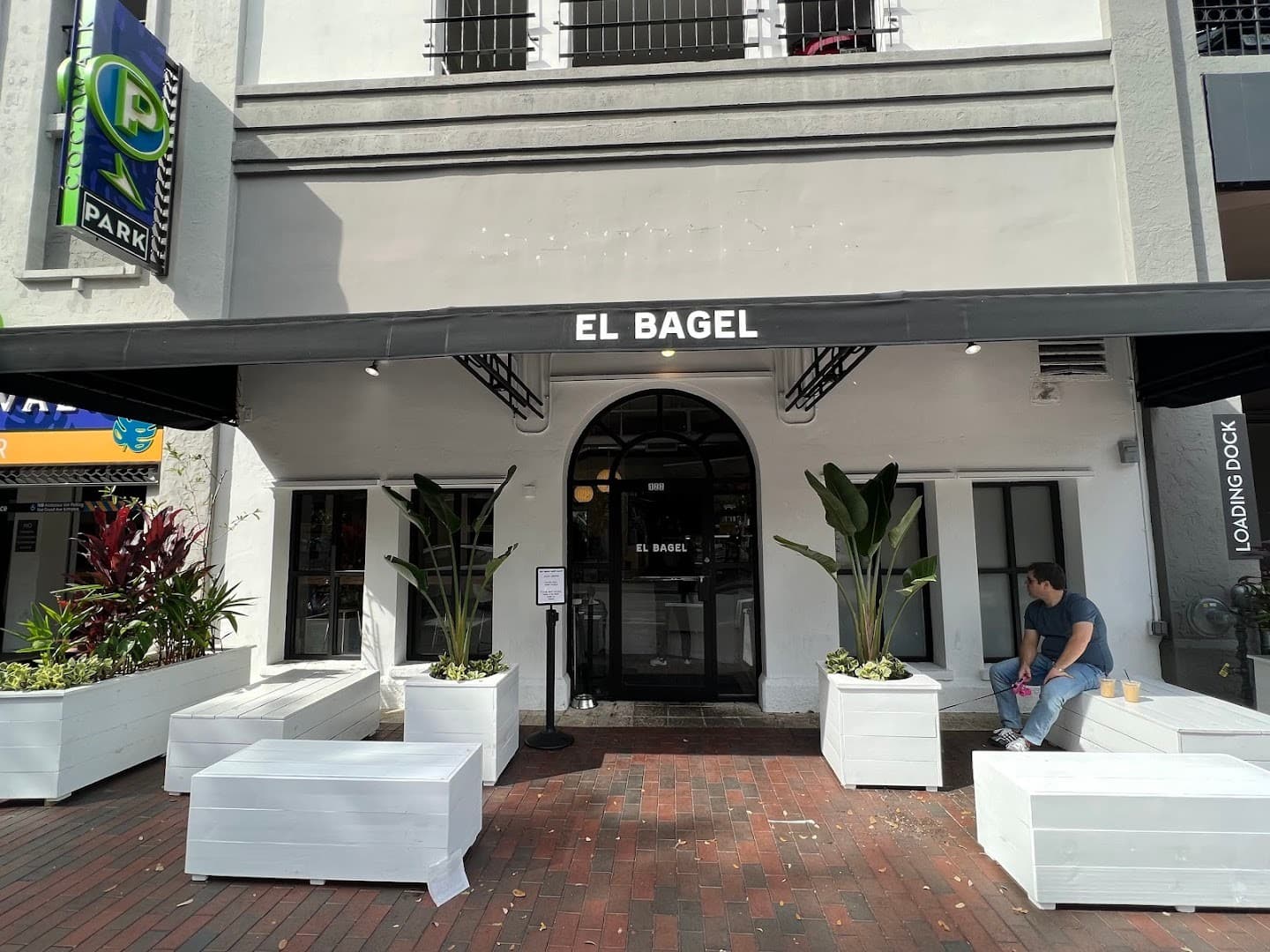 El Bagel restaurant exterior in Coconut Grove