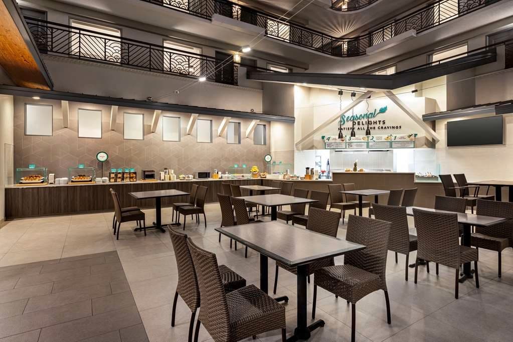 Dining area at Embassy Suites by Hilton Miami