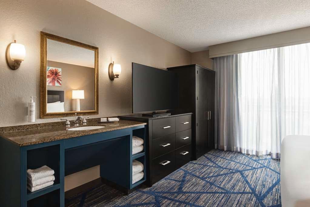 Embassy Suites by Hilton Miami International Airport guest room