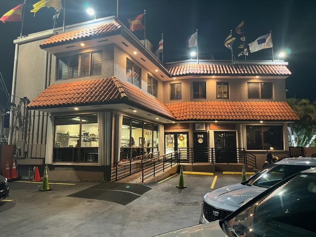 Exterior view of Garcia's Seafood Grille & Fish Market in Miami