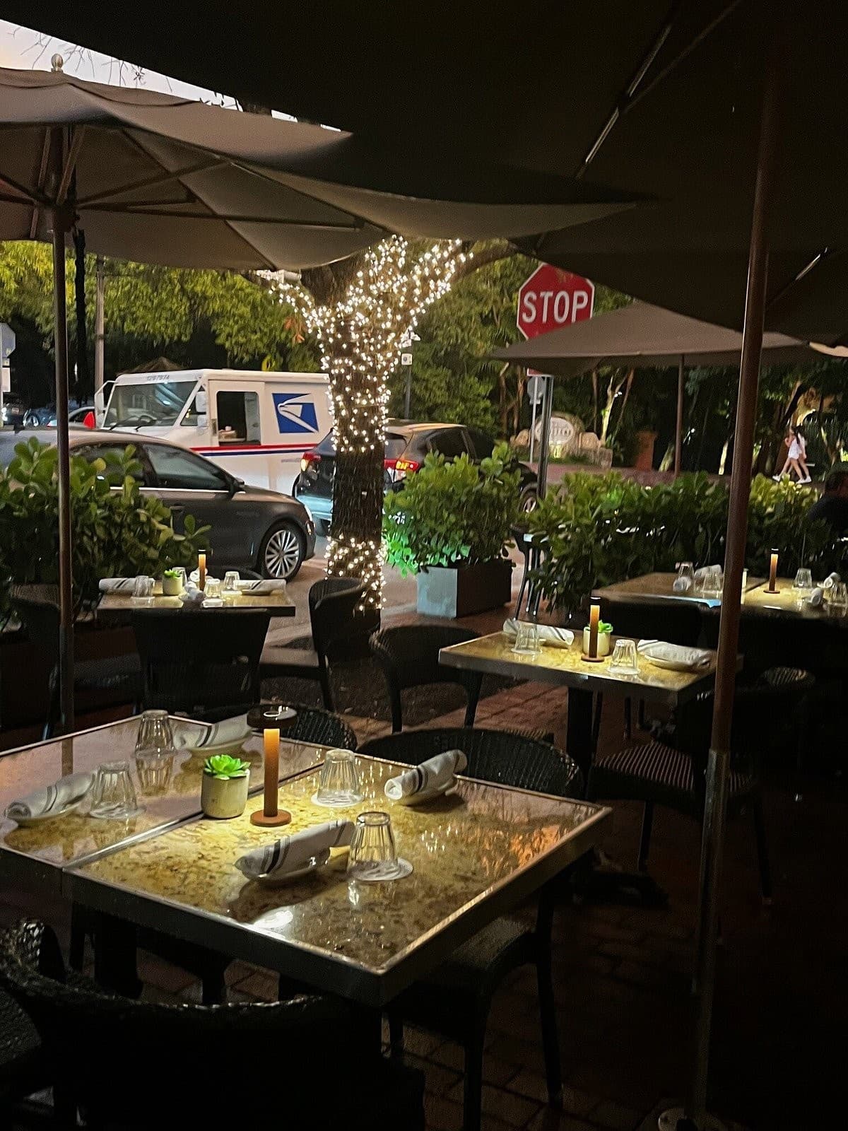 Outdoor ambiance at Greenstreet Cafe in Miami