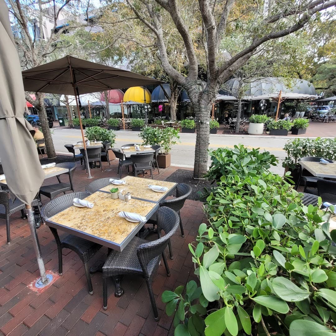 Outdoor seating at Greenstreet Cafe in Miami