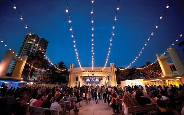 HIGHBAR Pool + Bar + Sky outdoor atmosphere in Miami Beach