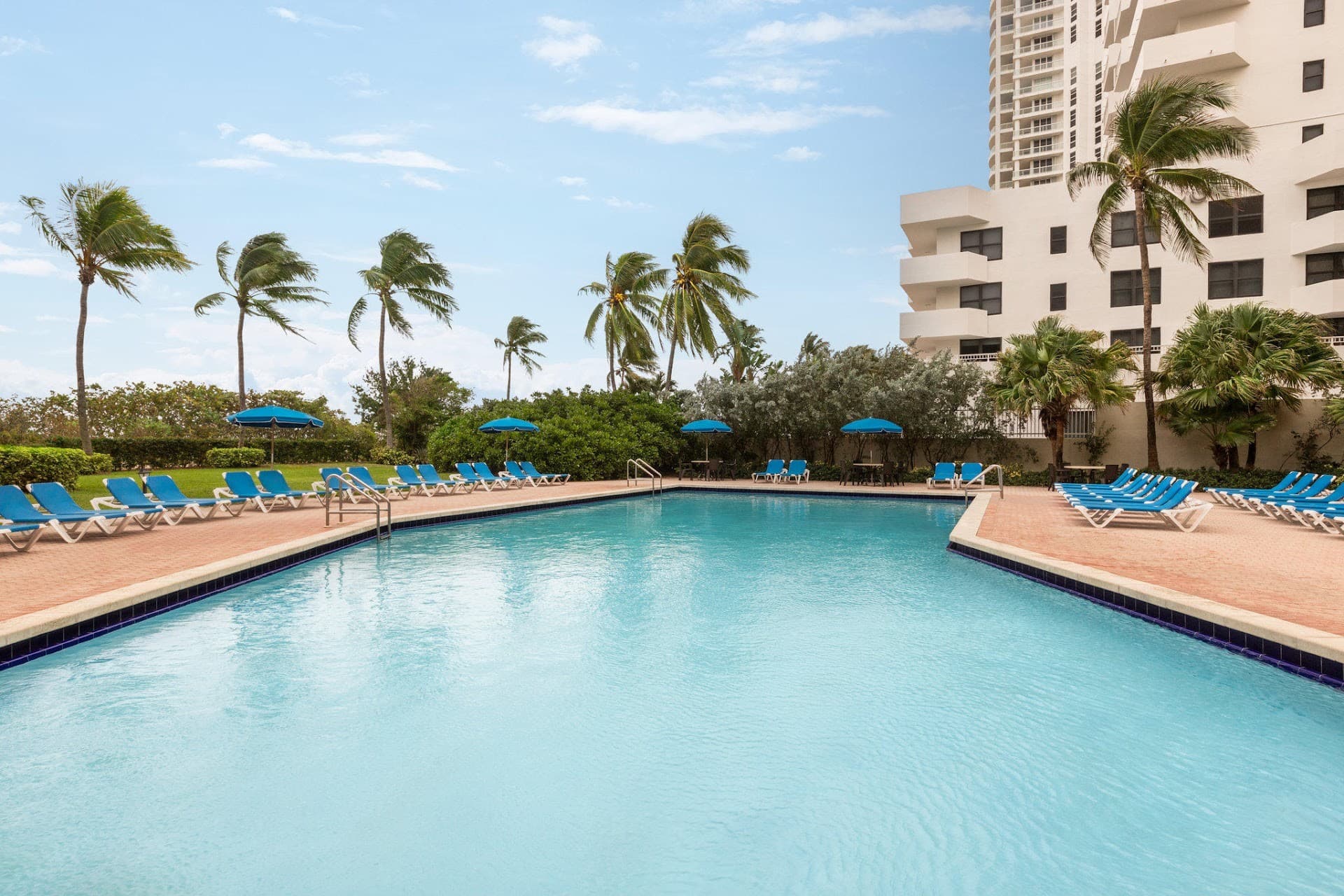 Holiday Inn Miami Beach-Oceanfront pool area