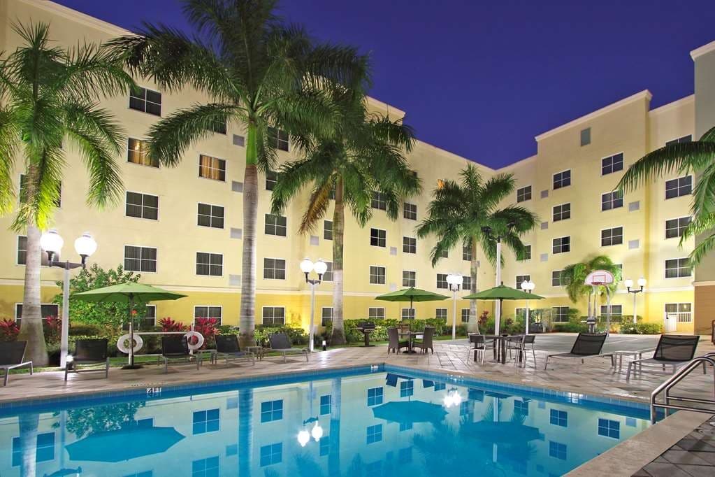 Homewood Suites by Hilton Miami - Airport West pool area at night