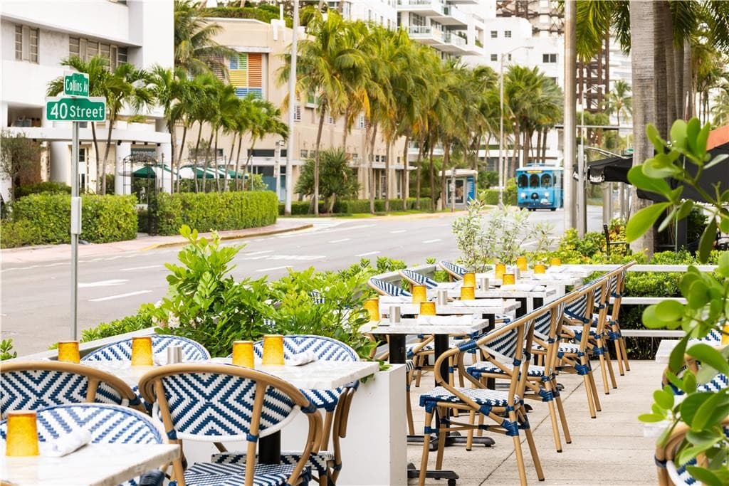 Hotel Continental Miami Beach outdoor seating area