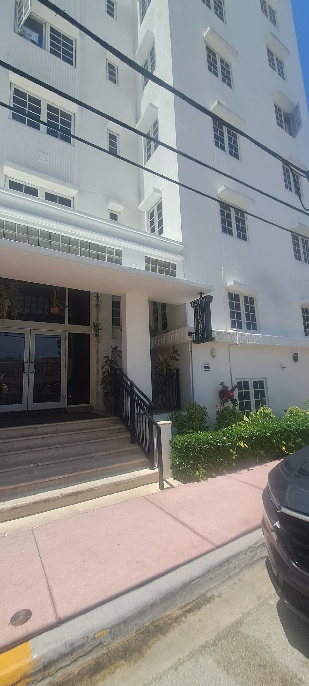 Hotel Croydon Miami Beach entrance view