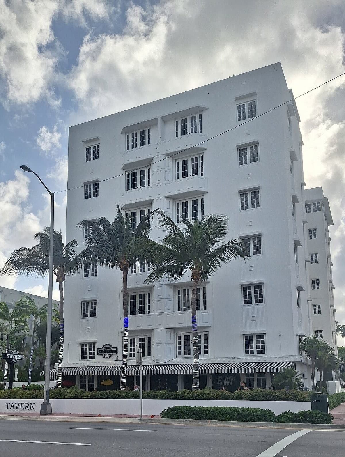 Hotel Croydon Miami Beach exterior view