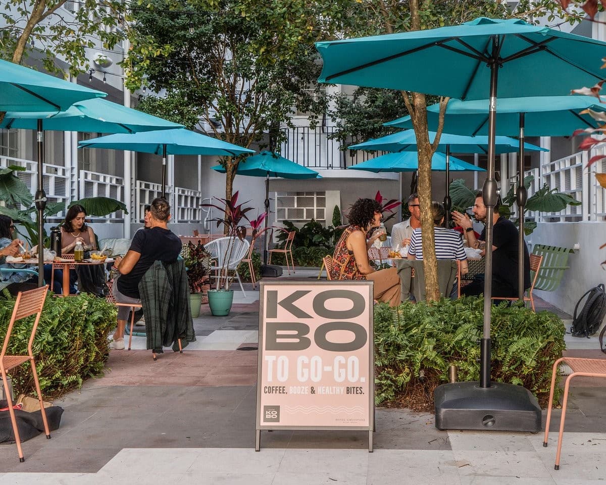 Outdoor dining area at Hotel Greystone in Miami Beach