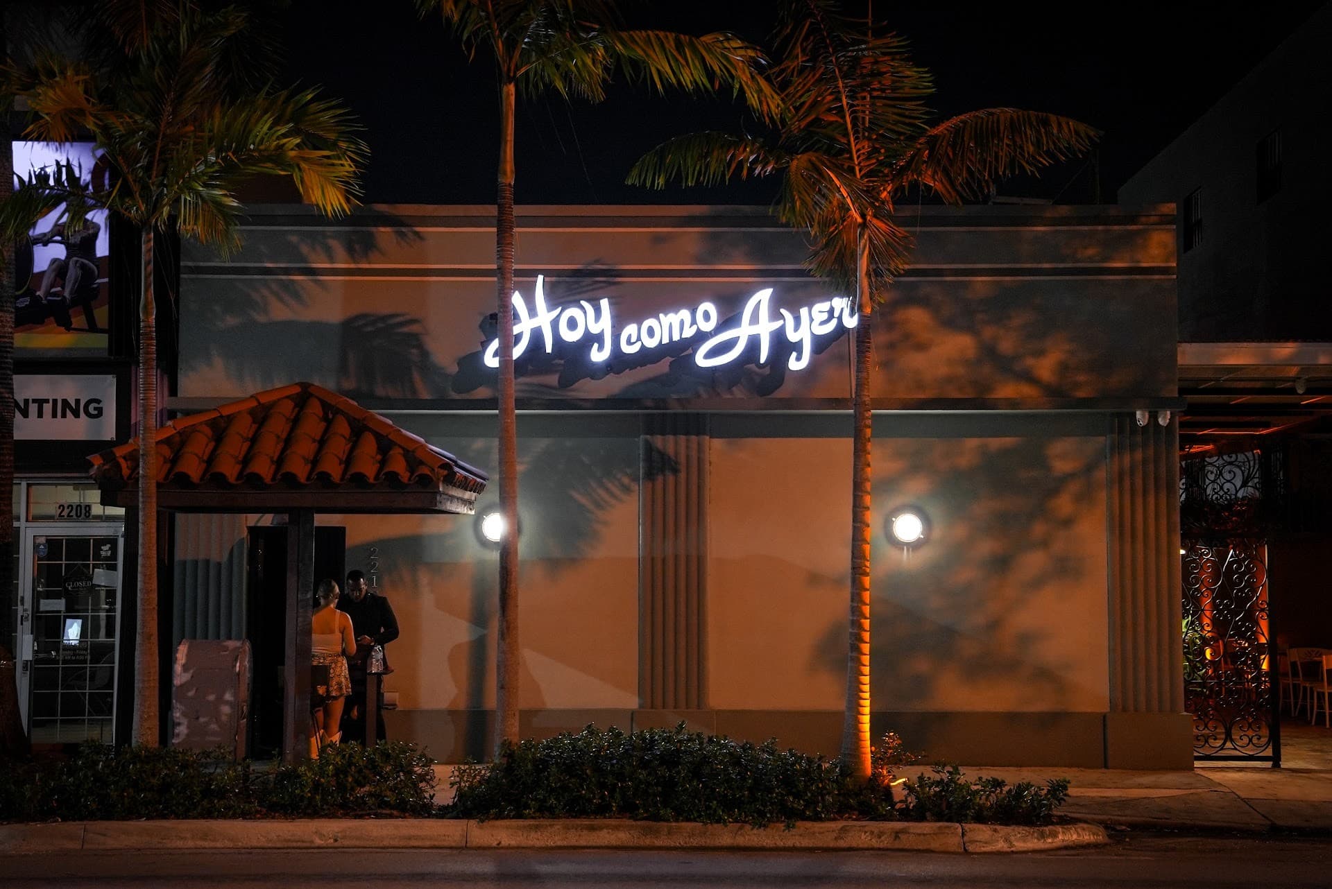 Hoy Como Ayer exterior at night in Miami