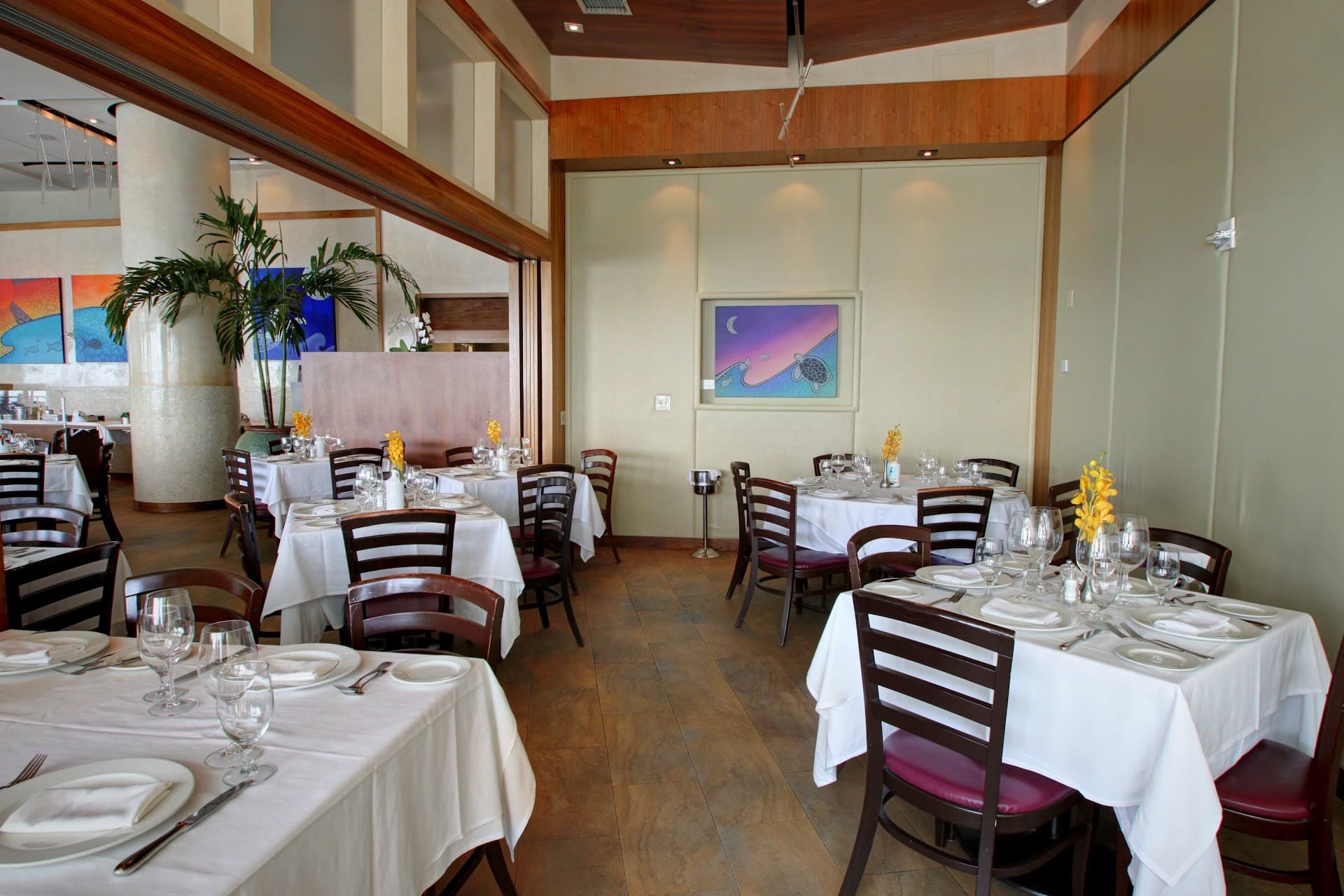 Elegant dining room at Il Gabbiano in Miami